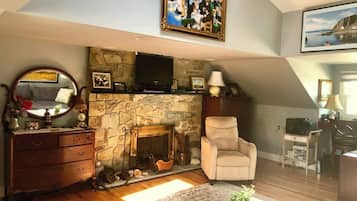 Smart TV, fireplace, books, offices