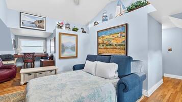 3 makuuhuonetta, työpöytä, silitysrauta/-lauta, vauvan matkasänky