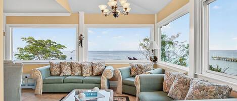 Älytelevisio, takka, kirjoja, työhuone