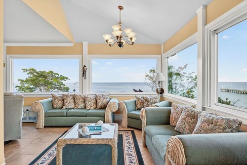 Stunning  Chesapeake view from almost ever room, private  15 home community beach, fossils, 450 pier