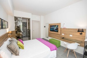 Deluxe-rum | Minibar, värdeförvaringsskåp på rummet, skrivbord och ljudisolering
