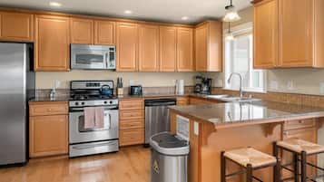 Deluxe Townhome, 3 Bedrooms, Kitchen | Private kitchen | Full-sized fridge, microwave, oven, stovetop