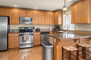 Deluxe Townhome, 3 Bedrooms, Kitchen | Private kitchen | Full-size fridge, microwave, oven, stovetop - Seattle Vacation Home: Life's A Game (Seattle)