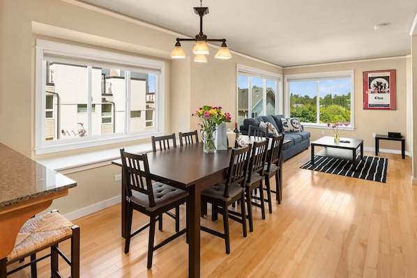 Dining - Seattle Vacation Home: Life's A Game (Seattle)