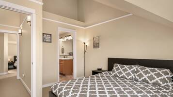 Deluxe Townhome, 3 Bedrooms, Kitchen | 3 bedrooms, individually decorated, individually furnished