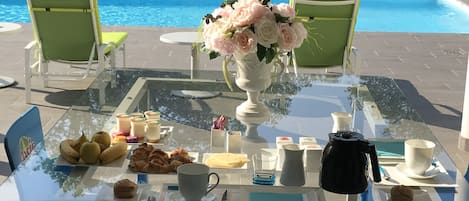 Free daily continental breakfast