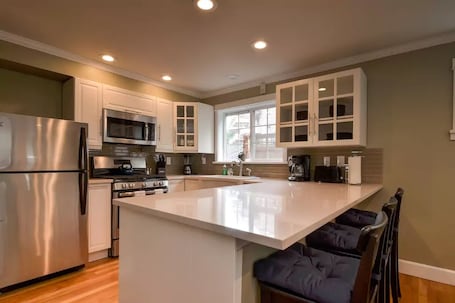 Deluxe Townhome, 3 Bedrooms, Kitchen | Private kitchen | Full-size fridge, microwave, oven, stovetop