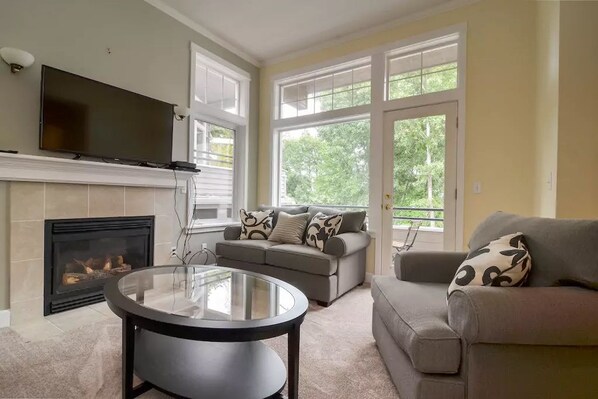 Townhouse – deluxe, 3 soverom, kjøkken | Oppholdsområde | En 50-tommers Flatskjerm-TV med Parabol-TV samt TV og peis