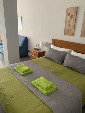 1 slaapkamer, een strijkplank/strijkijzer, gratis wifi, beddengoed