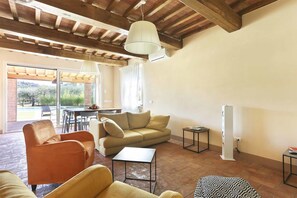 Fernseher, DVD-Player, Stereoanlage