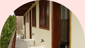 Corredor com fileira de pias e um cilindro de gás.