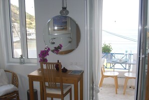 Interior - Alkistis Cozy By The Beach Apt In Ikaria Island, Therma 1st Floor (Therma)