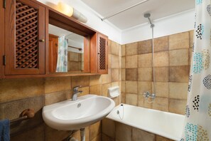 Badewanne, Haartrockner, Handtücher, Toilettenpapier