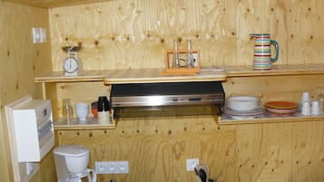 Réfrigérateur, micro-ondes, plaque de cuisson, cafetiÚre/bouilloire