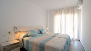 2 bedrooms, iron/ironing board, free WiFi, bed sheets - ROCAMAURA III BX-9 (Estartit)
