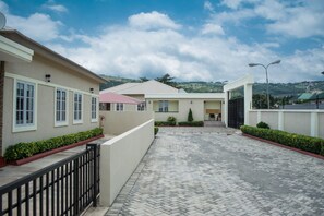 Property grounds - Archers View Court (North Legon)