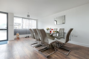 Apartment, eigenes Bad, Stadtblick (Two Bedroom Apartment) | Restaurant