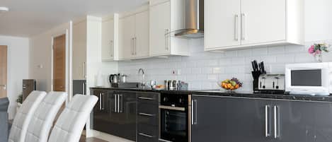 Apartment, Private Bathroom, City View (Two Bedroom Apartment) | Shared kitchen