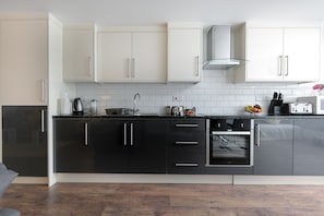 Apartamento, banheiro privativo, vista para a cidade (Two Bedroom Apartment) | Cozinha compartilhada