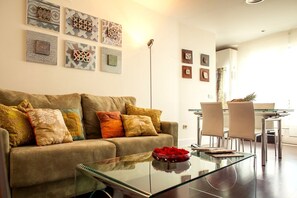 Fernseher, DVD-Player, Bücher, Stereoanlage