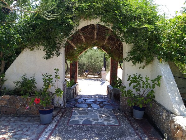 Property grounds - Luxury Cozy Villa With Garden Near The Sea (Ammoudara)