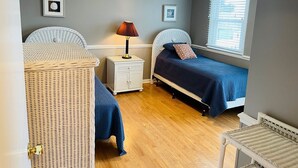House, 3 Bedrooms - Beach Bells 4 Bedroom Home by RedAwning (Supply)