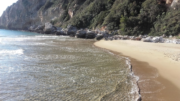 A beach with clear water, sandy shore, and rocky cliffs. - Detached villa on 2 levels, newly renovated and super-equipped (San Felice Circeo)