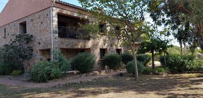 Exterior - Stone bastide in a peaceful, closed park 700 m from the beach  (Porto-Vecchio)