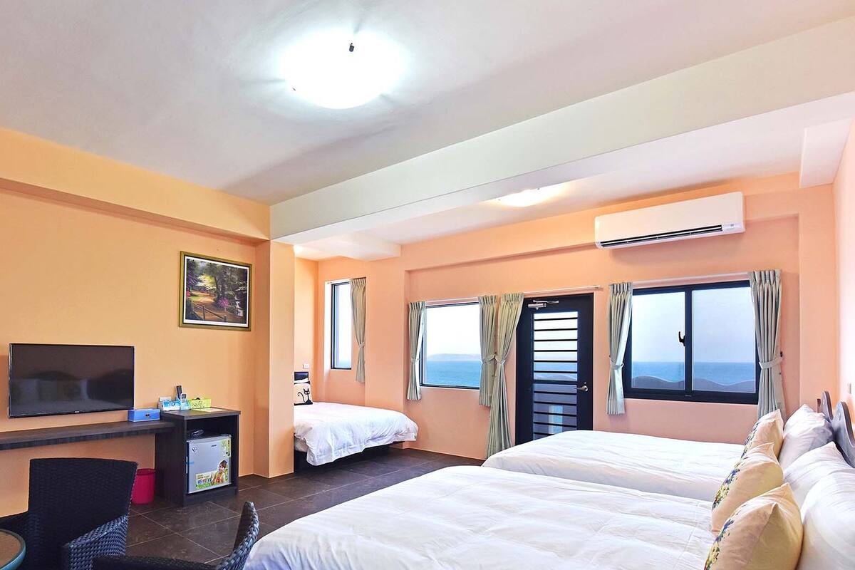Quarto conforto | Escrivaninha, cortinas blackout, Wi-Fi de cortesia, roupa de cama
