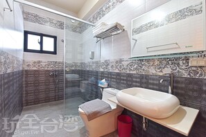 Quarto conforto | Banheiro | Chuveiro, produtos de toalete grátis, secador de cabelo, chinelos