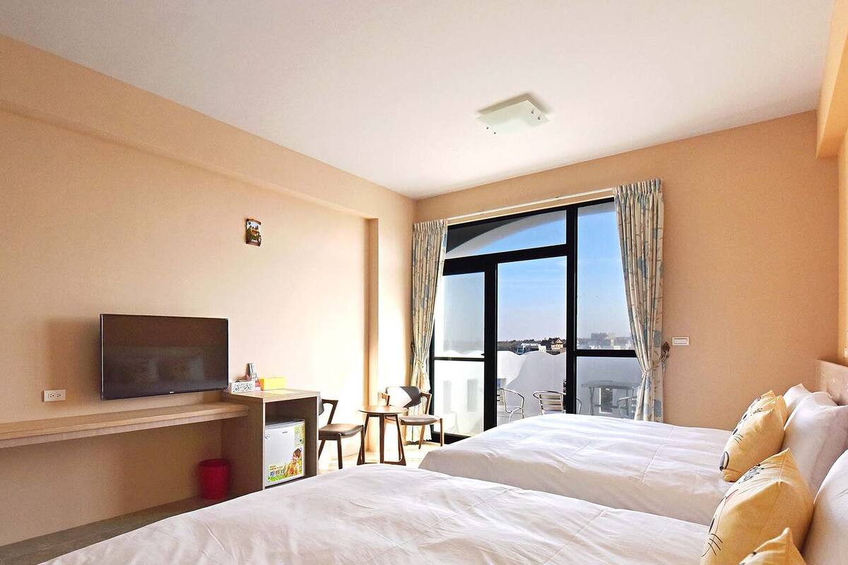 Quarto quádruplo conforto | Escrivaninha, cortinas blackout, Wi-Fi de cortesia, roupa de cama