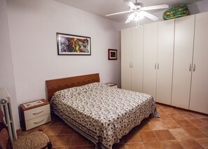 2 bedrooms, iron/ironing board, Internet, bed sheets