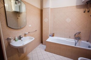 وحدات دش مع أحواض استحمام، مناشف