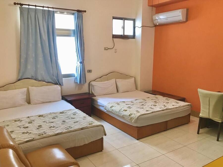 Meja kerja, tempat tidur lipat/tambahan, dan Wi-Fi gratis
