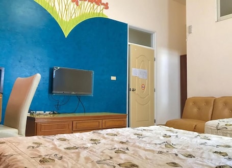 Desk, rollaway beds, free WiFi