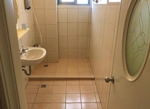Shower, rainfall showerhead, hair dryer - Fu Yuen Guesthouse (Magong)