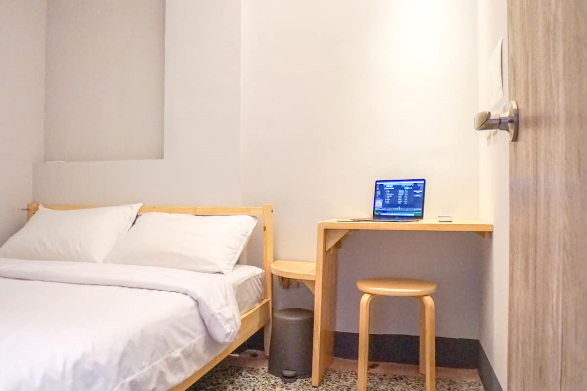Chambre Double Standard, 1 lit double, salle de bains commune