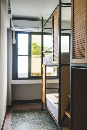 Blackout drapes, soundproofing, free WiFi, bed sheets - World Inn - Hostel (Hualien City)