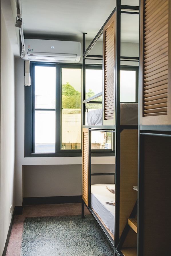 Cortinas blackout, insonorización, wifi gratis y ropa de cama