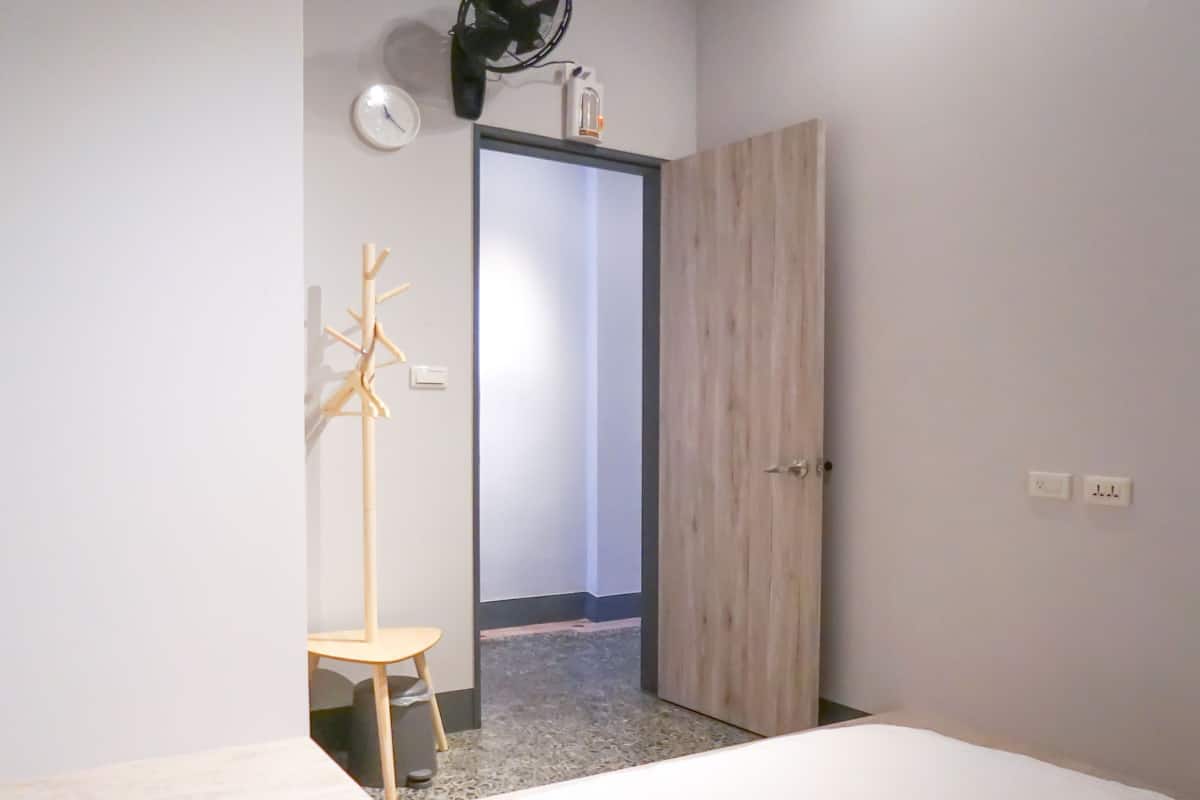 Chambre Standard avec lits jumeaux, salle de bains commune