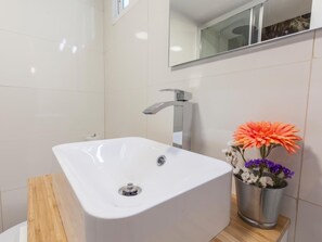 Badewanne, Haartrockner, Handtücher