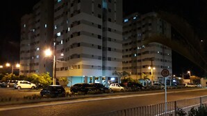 واجهة المنشأة - في المساء/الليل