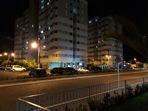 Vista frontal de la propiedad por la tarde o noche