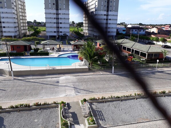 Außenpool, Sonnenschirme, Liegestühle