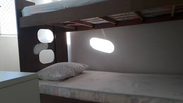 2 quartos, frigobar, escrivaninha, cortinas blackout