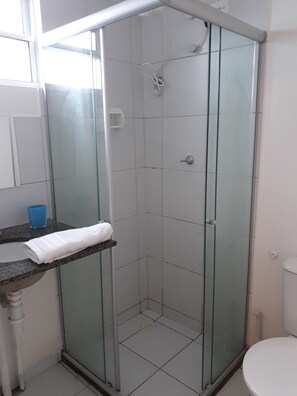 Apartamento | Banheiro | Chuveiro, produtos de toalete grátis, toalhas de banho 