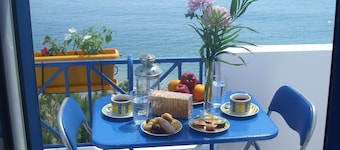 Alkistis Cozy by The Beach Apartment in Ikaria Island inTherma Bay - 2nd Floor
