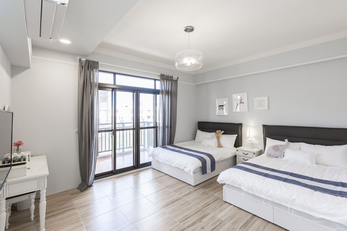 Quarto quádruplo luxo | Cortinas blackout, quartos à prova de som, Wi-Fi de cortesia