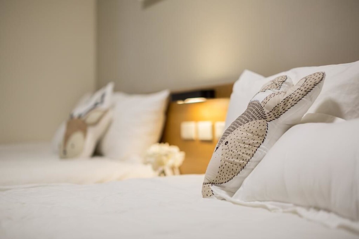 Quarto quádruplo elite | Cortinas blackout, quartos à prova de som, Wi-Fi de cortesia