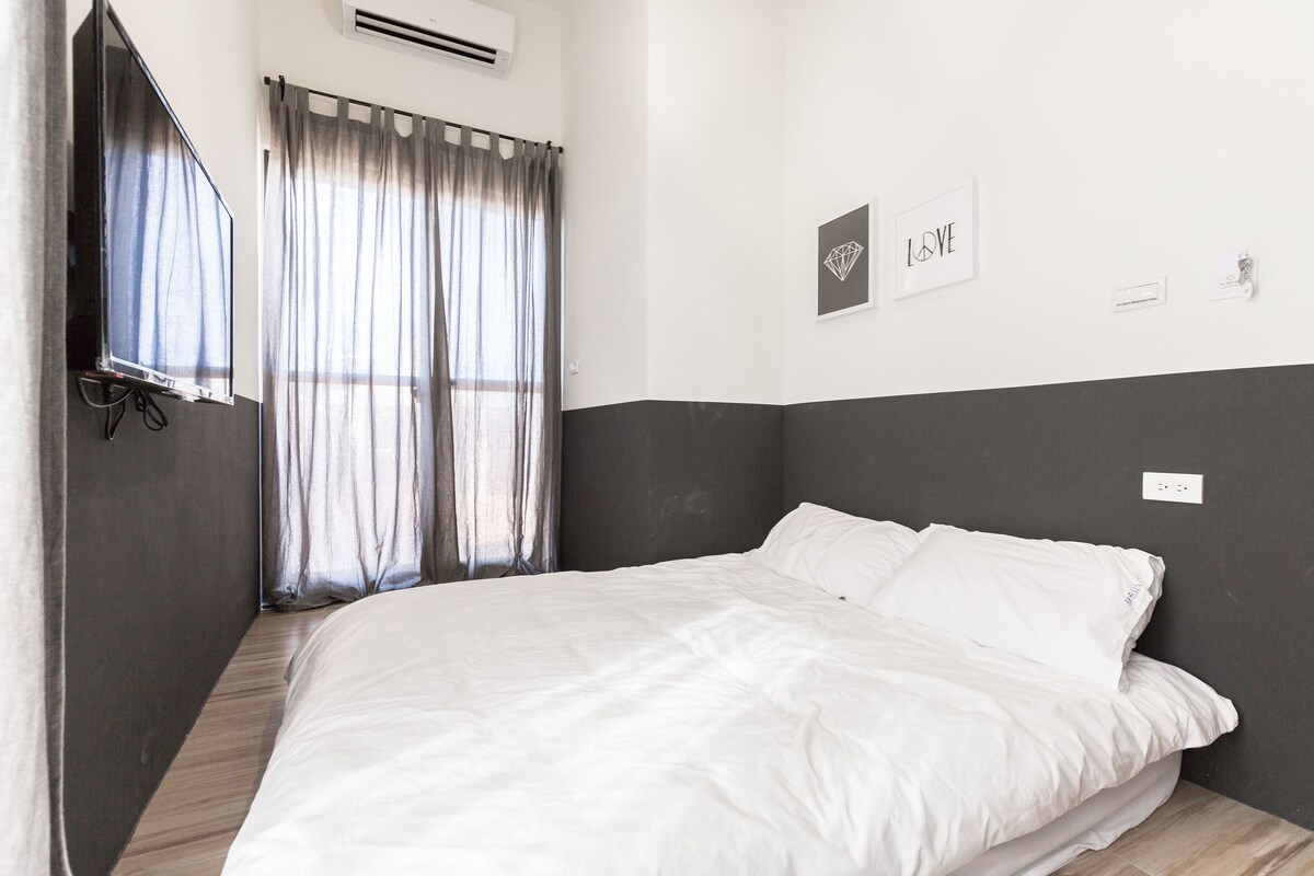 Quarto casal básico | Cortinas blackout, quartos à prova de som, Wi-Fi de cortesia